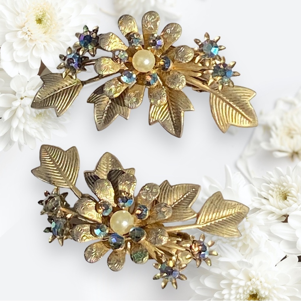 Vintage floral clip on earrings - Picture 3 of 5